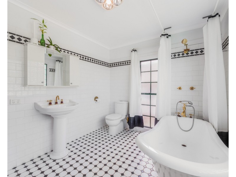 30 Bernays Road, Wynnum West QLD 4178