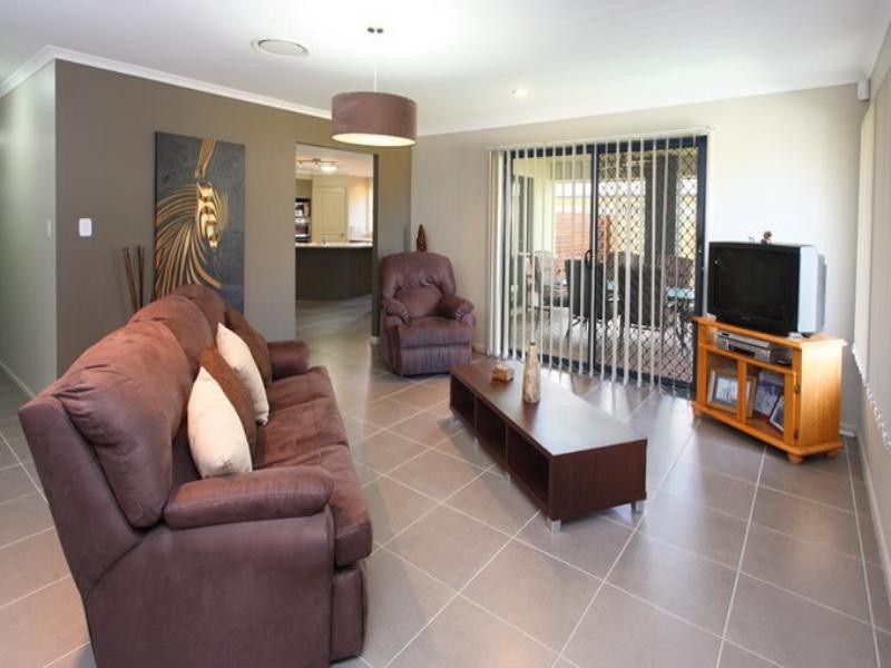 37 Sylvateere Crescent, Wakerley QLD 4154