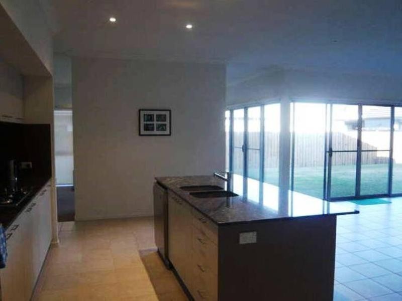 33 Watervale Parade, Wakerley QLD 4154