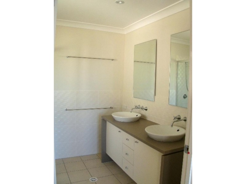 27 Hillcroft Place, Belmont QLD 4153