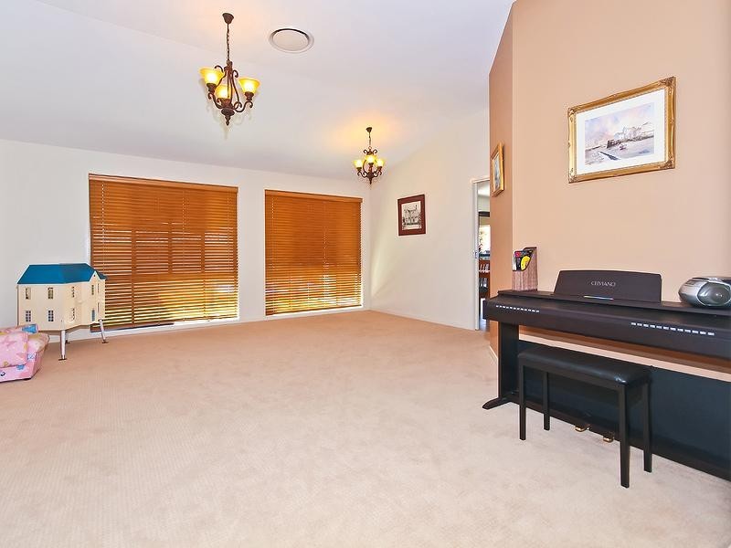 24 Senden Crescent, Manly West QLD 4179