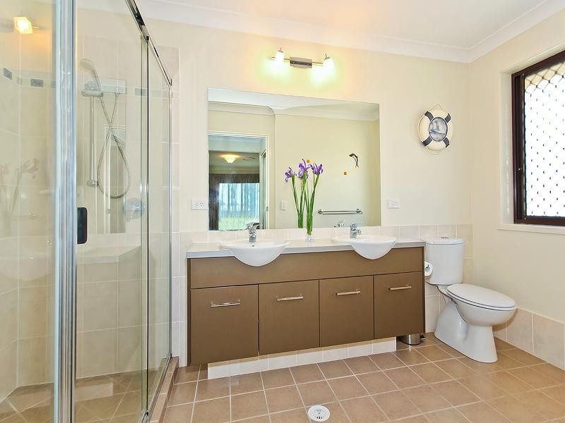 24 Senden Crescent, Manly West QLD 4179