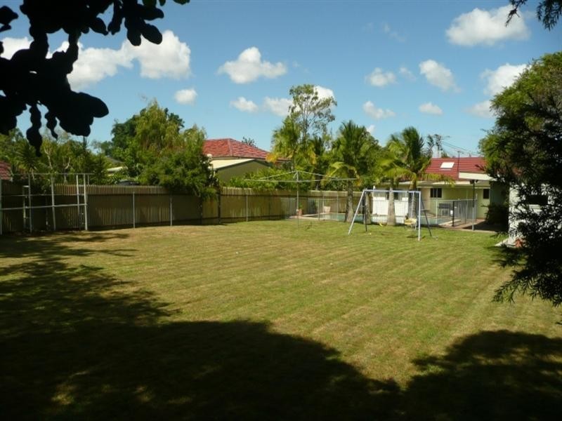 57 Scrub Road, Carindale QLD 4152