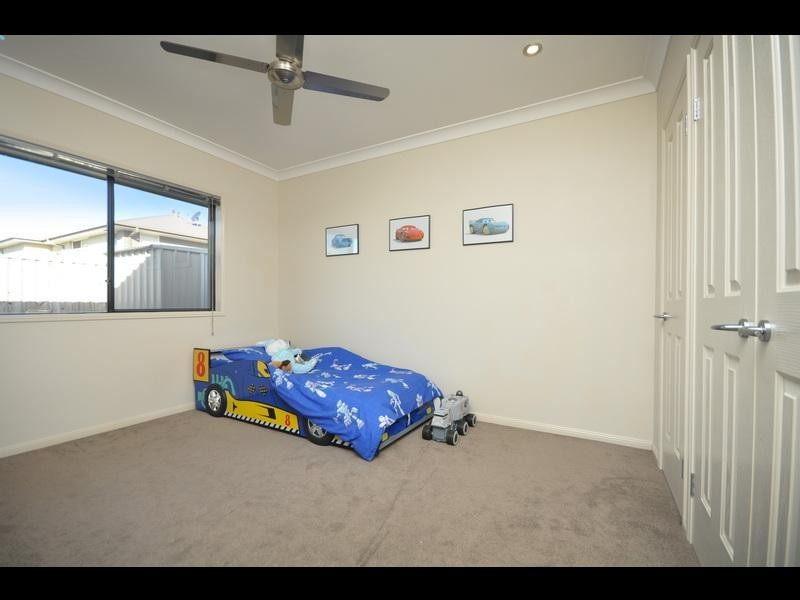 8 Blue Gum Place, Wakerley QLD 4154