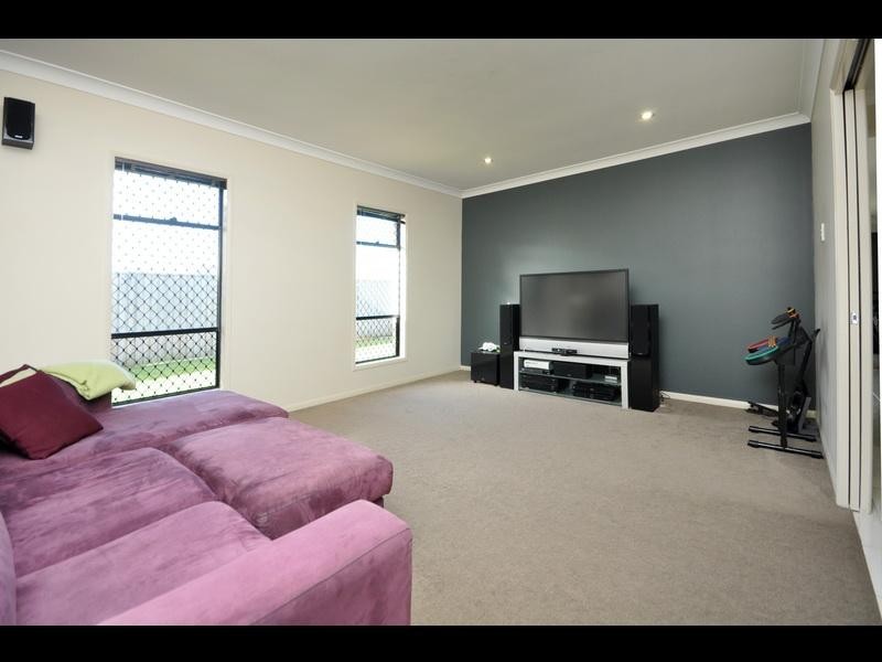 8 Blue Gum Place, Wakerley QLD 4154