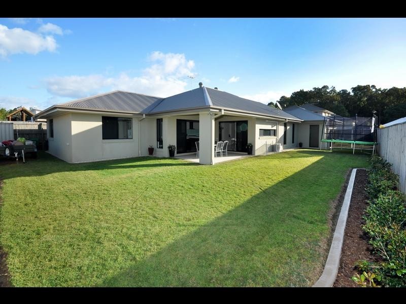 8 Blue Gum Place, Wakerley QLD 4154