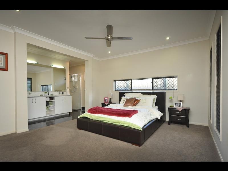 8 Blue Gum Place, Wakerley QLD 4154