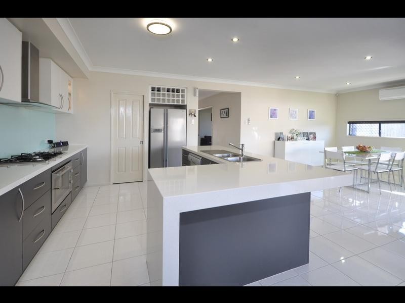 8 Blue Gum Place, Wakerley QLD 4154
