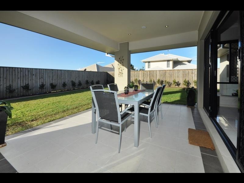 8 Blue Gum Place, Wakerley QLD 4154