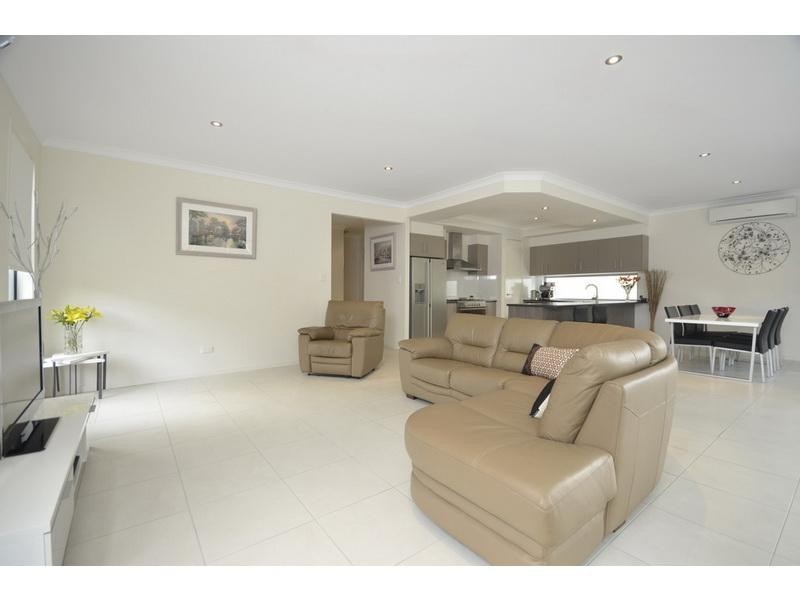 15 Terraldon Crct, Wakerley QLD 4154
