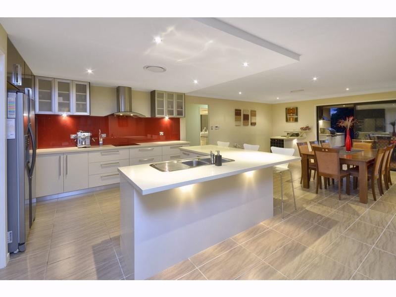 16 Robin Close, Wakerley QLD 4154