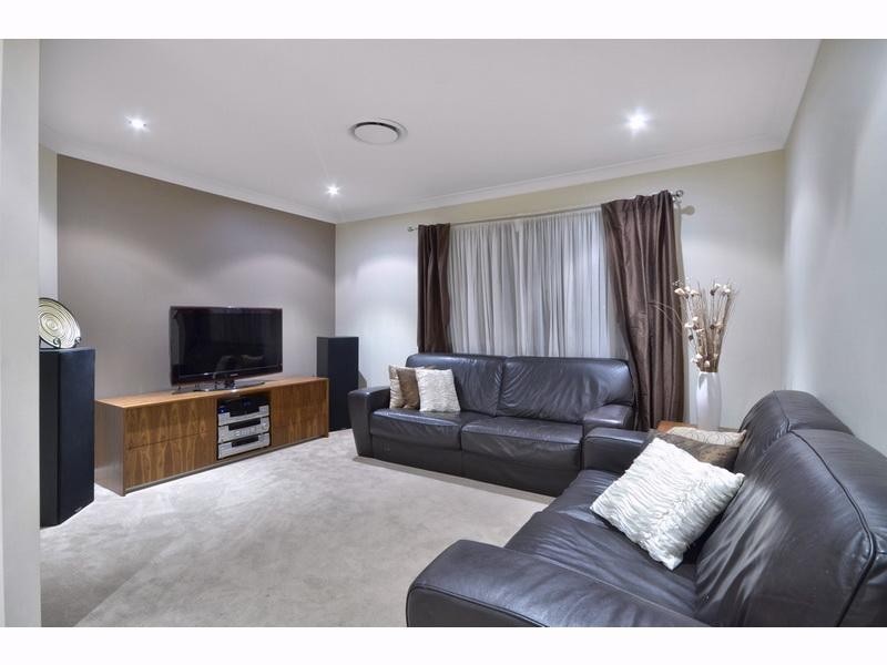 16 Robin Close, Wakerley QLD 4154