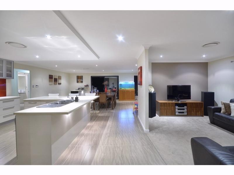 16 Robin Close, Wakerley QLD 4154