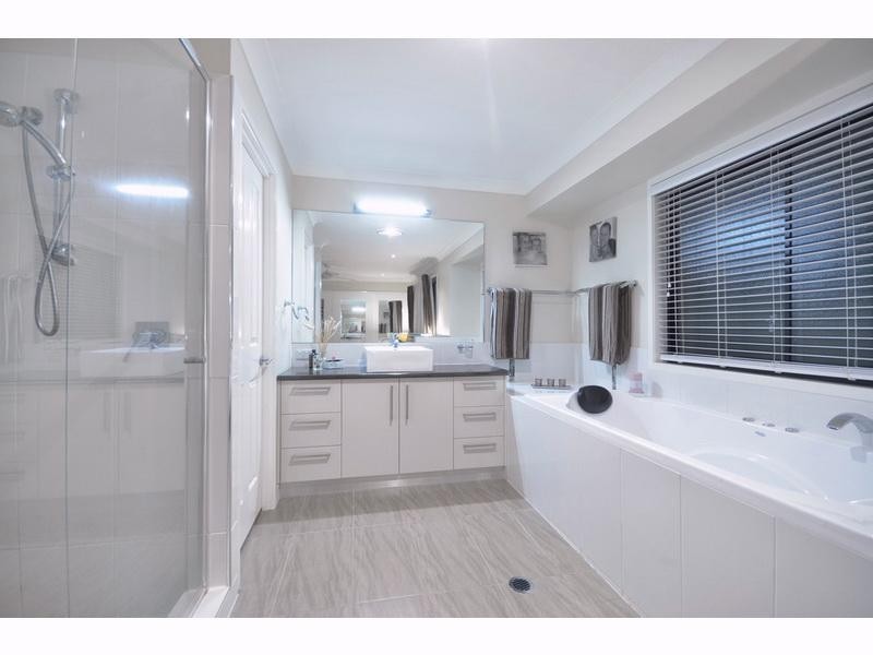 16 Robin Close, Wakerley QLD 4154