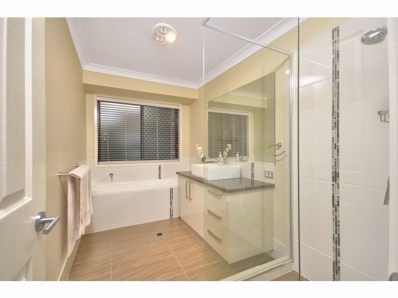 16 Robin Close, Wakerley QLD 4154