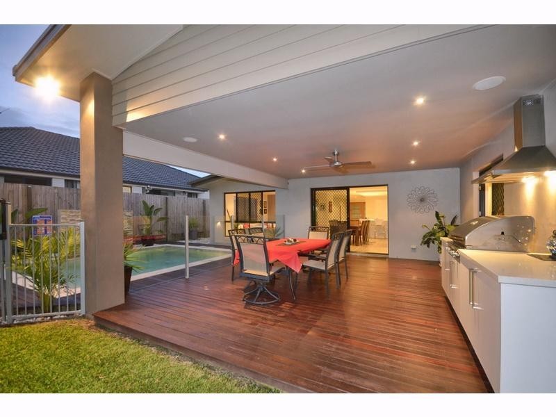 16 Robin Close, Wakerley QLD 4154