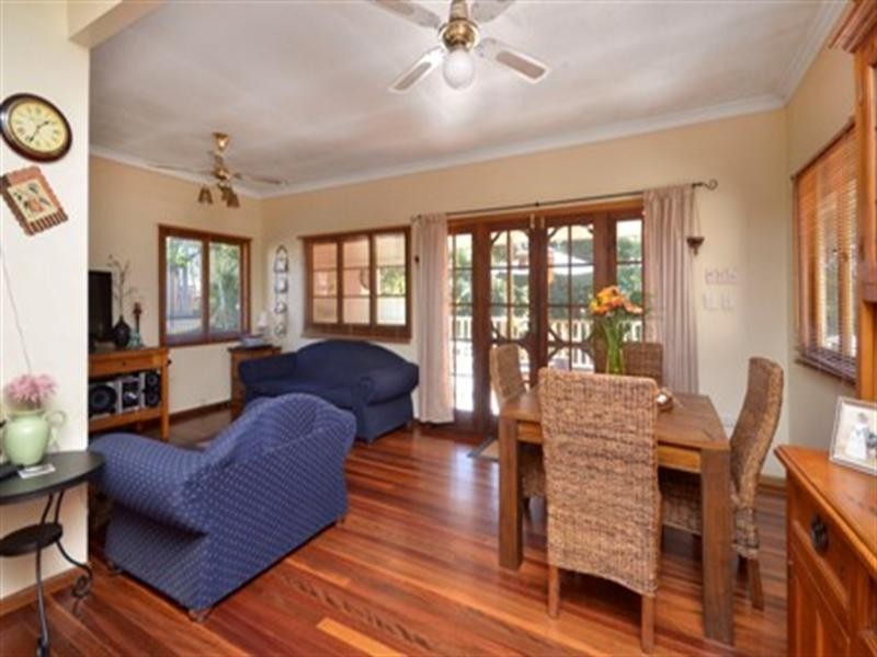 32 Bernays Road, Wynnum West QLD 4178