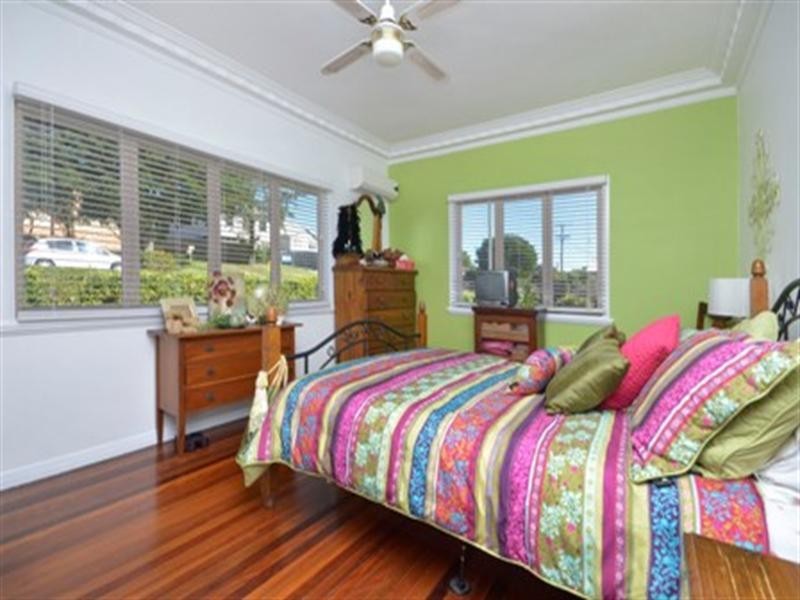 32 Bernays Road, Wynnum West QLD 4178