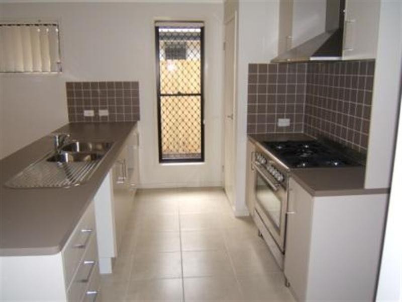 16 Rymera Crescent, Gumdale QLD 4154