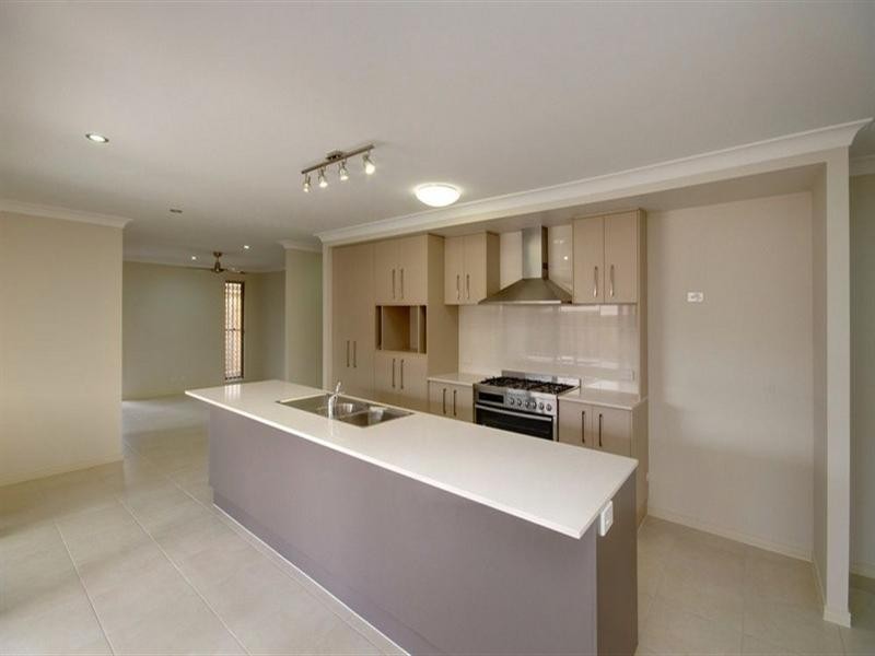 66 Schooner Circuit, Manly West QLD 4179
