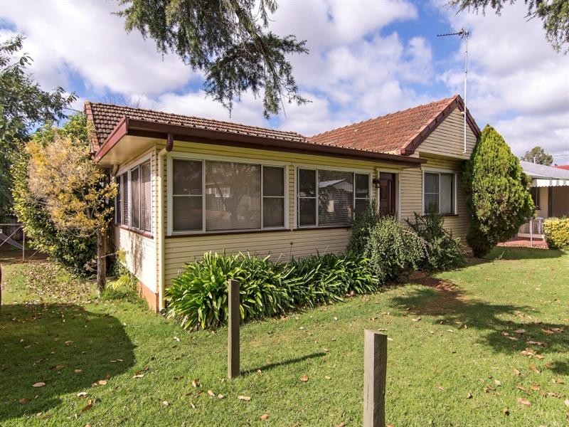 485-487 Tor Street, Newtown QLD 4350