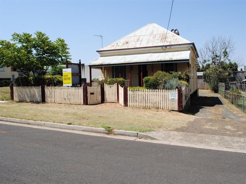 8 Thomas Street, Toowoomba City QLD 4350