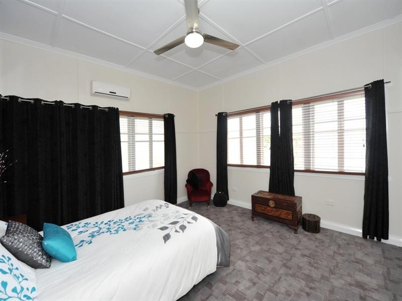 76 Beale Street, Oakey QLD 4401