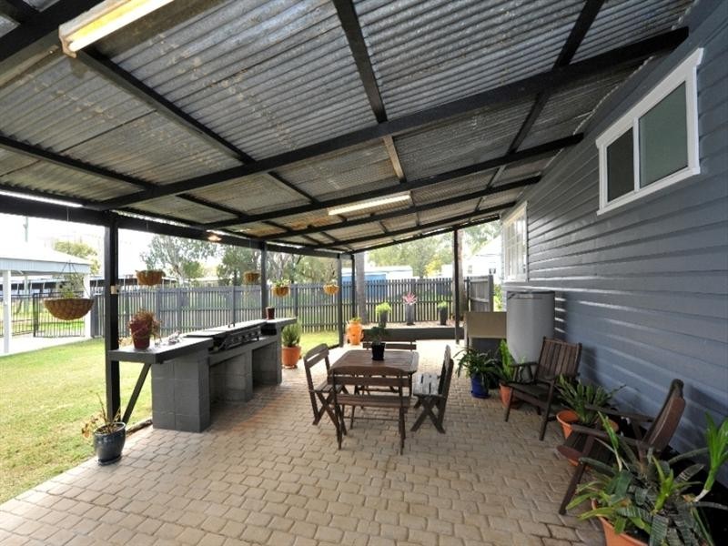 76 Beale Street, Oakey QLD 4401