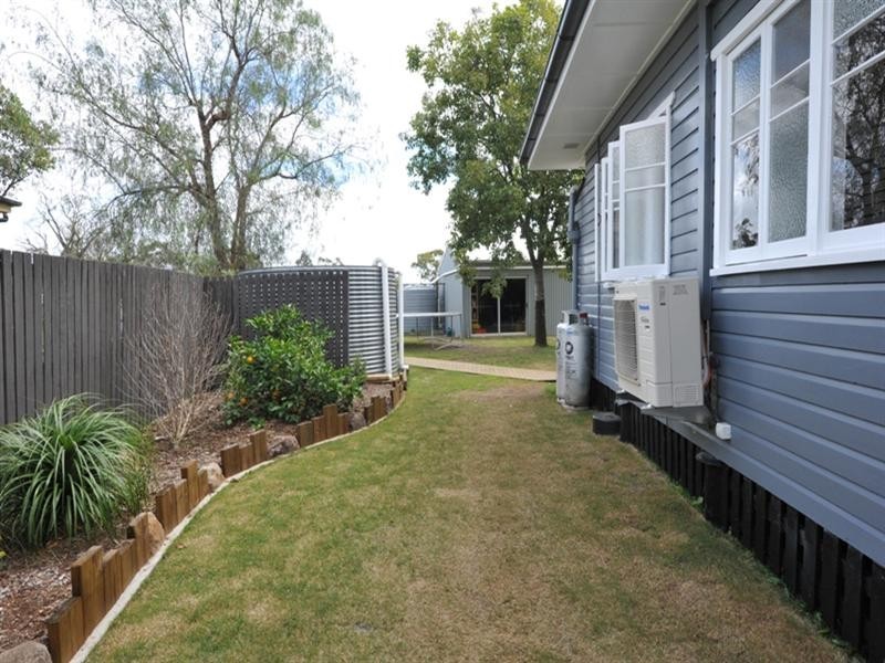 76 Beale Street, Oakey QLD 4401