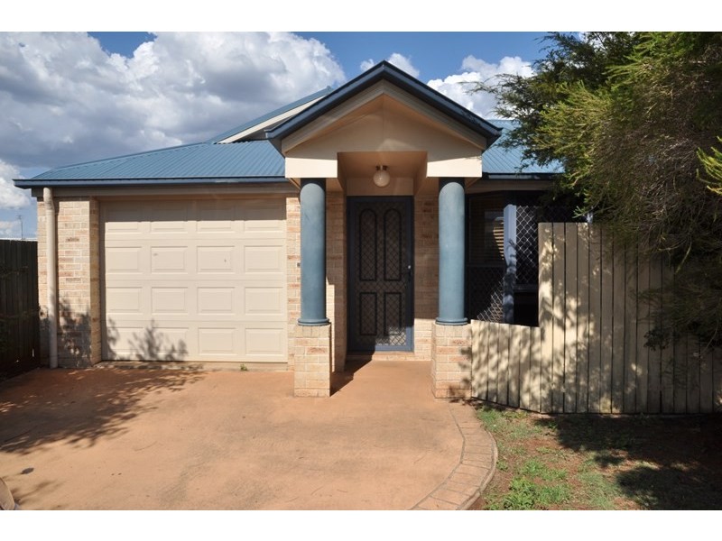2/396 West Street, Kearneys Spring QLD 4350