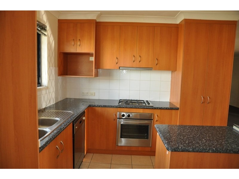 2/396 West Street, Kearneys Spring QLD 4350