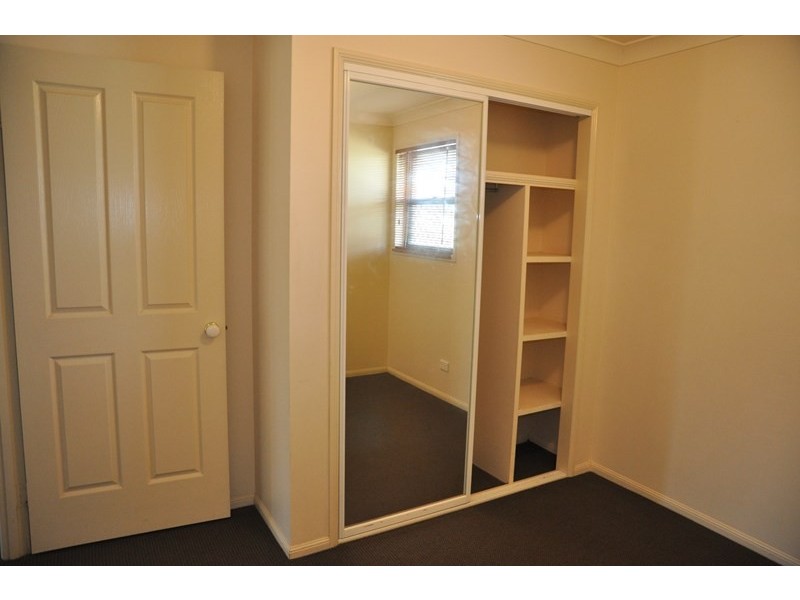 2/396 West Street, Kearneys Spring QLD 4350