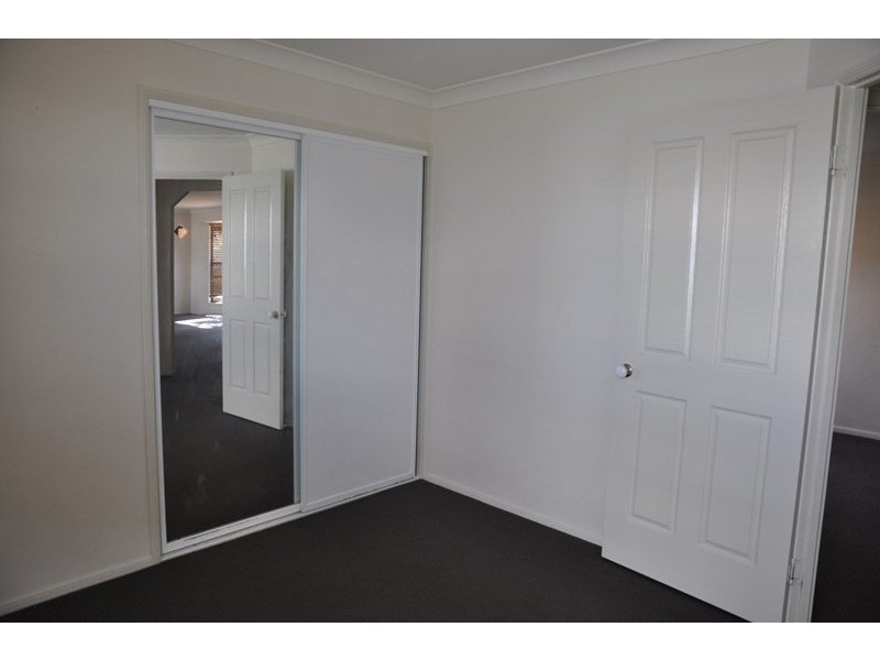 2/396 West Street, Kearneys Spring QLD 4350