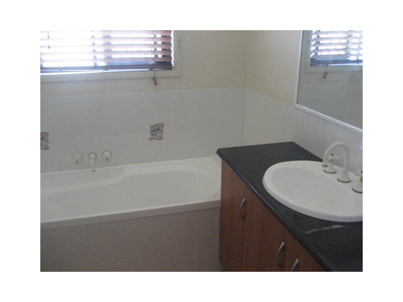 2/396 West Street, Kearneys Spring QLD 4350