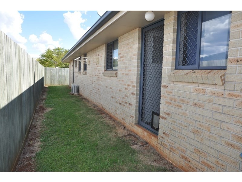 2/396 West Street, Kearneys Spring QLD 4350