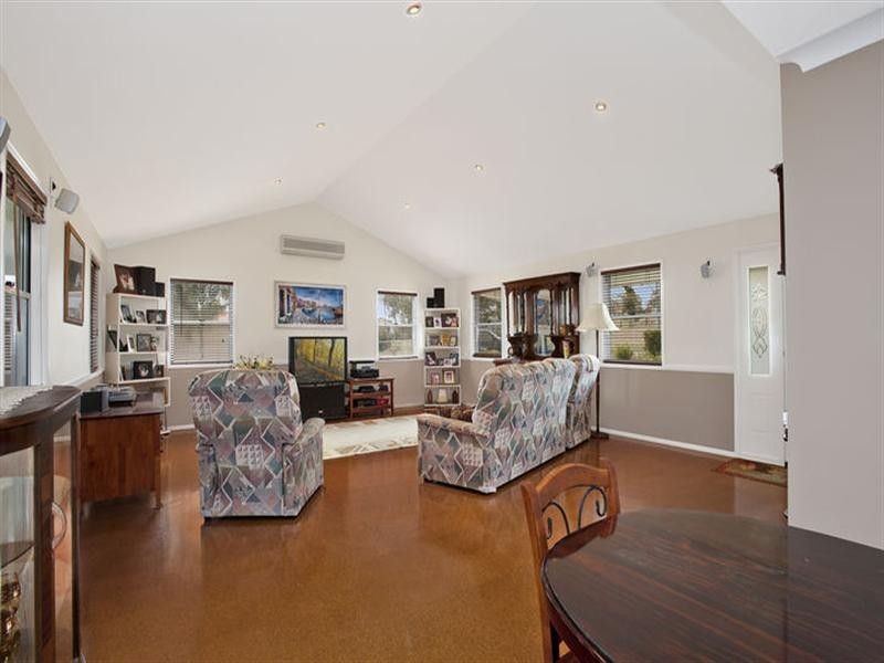 11 Jannuschs Road, Gowrie Mountain QLD 4350