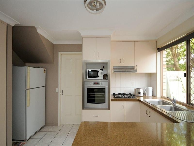 2/420 West Street, Kearneys Spring QLD 4350