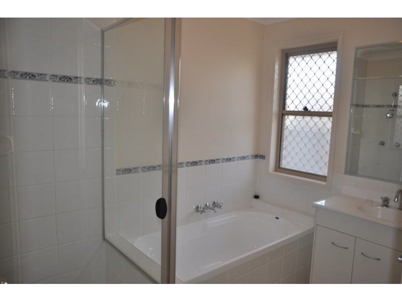 16 Bulloo Street, Glenvale QLD 4350