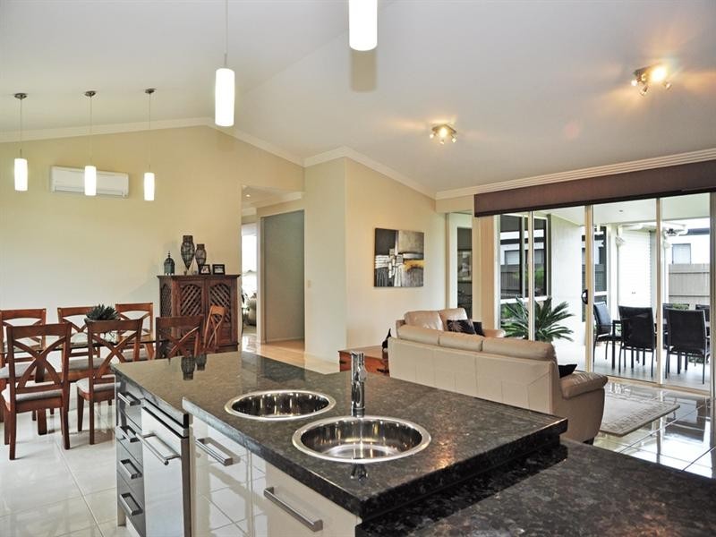 8 Beardsworth Court, Middle Ridge QLD 4350