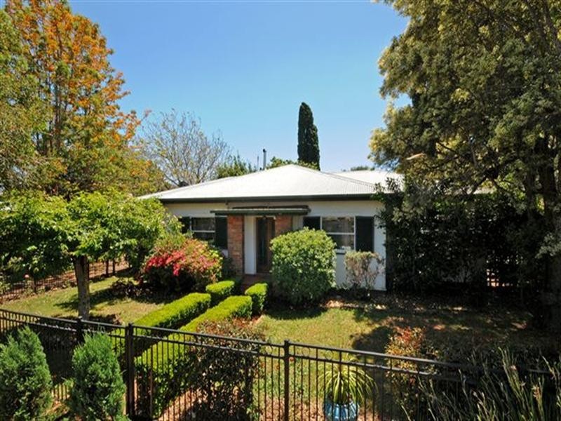 1 Stonehaven Street, Mount Lofty QLD 4350