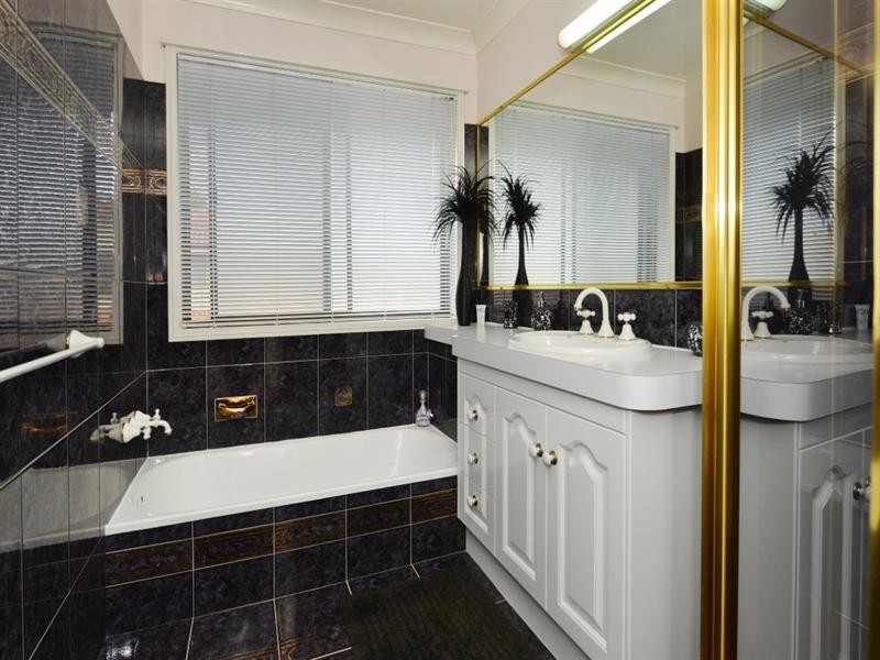 16 Llanwynne Court, Middle Ridge QLD 4350