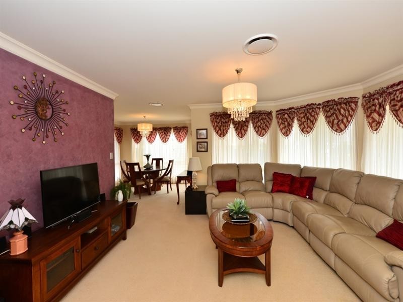 21 Scullin Street, Middle Ridge QLD 4350