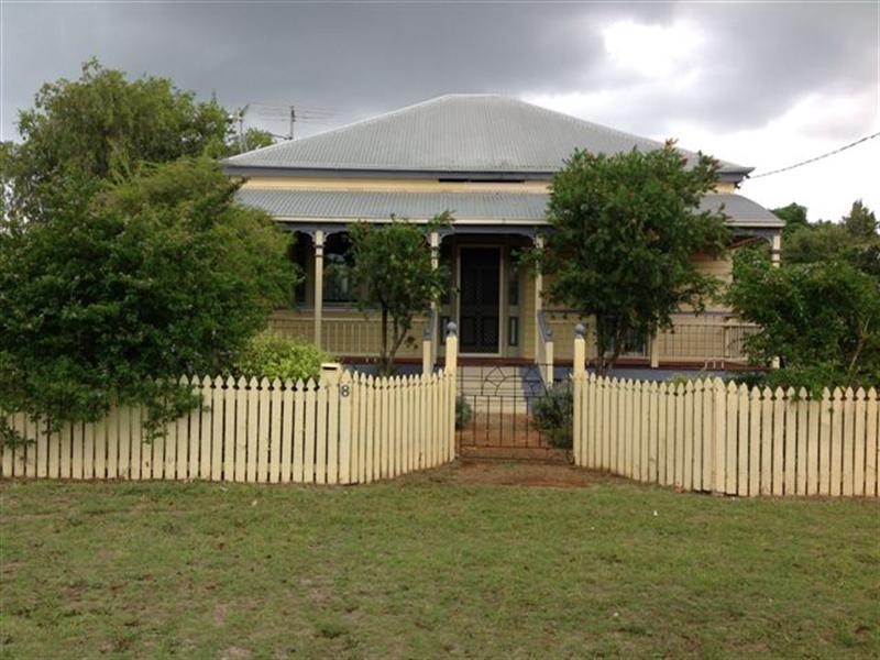 8 Albert Street, Newtown QLD 4350