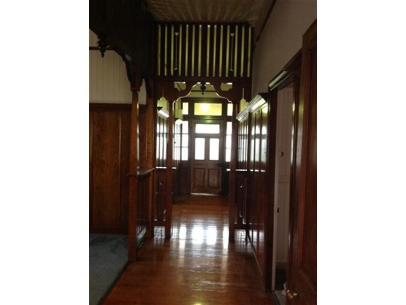 8 Albert Street, Newtown QLD 4350