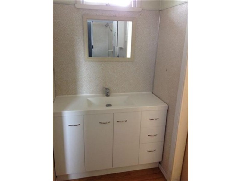 8 Albert Street, Newtown QLD 4350