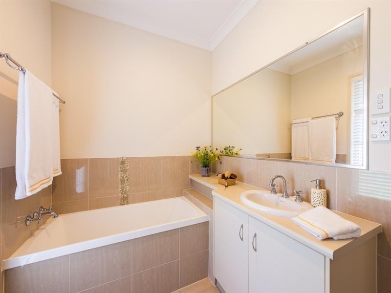 326 Ramsay Street, Middle Ridge QLD 4350