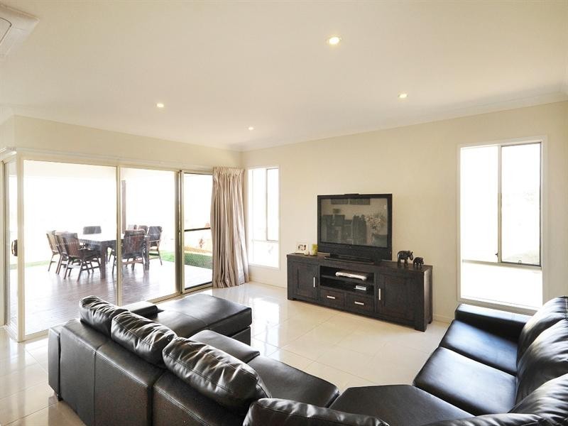 8 Panorama Crescent, Gowrie Junction QLD 4352