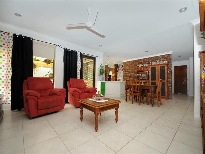 11 Hanna Court, Kearneys Spring QLD 4350