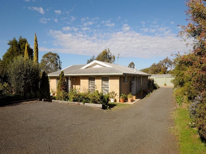 17 Lake Drive, Meringandan QLD 4352