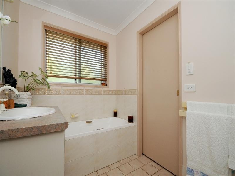 17 Lake Drive, Meringandan QLD 4352